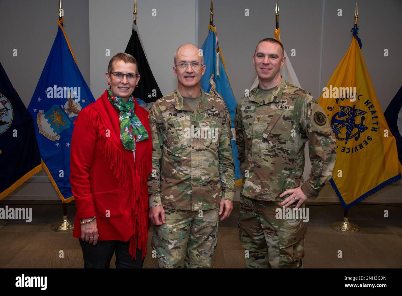 USA Army LT. General Ronald J. Place, DHA Director, und seine Frau Carol treffen sich mit DHA-Mitarbeitern auf einer Abschiedsveranstaltung mit der Belegschaft am 9. Dezember im Hauptsitz von Defense Health in Falls Church, Virginia. Am 3. Januar 2023, nachdem er als dritter Direktor der Agentur tätig war, wird er nach 36 Jahren Dienst für die Nation, die Armee und das militärische Gesundheitssystem in den Ruhestand gehen. Stockfoto