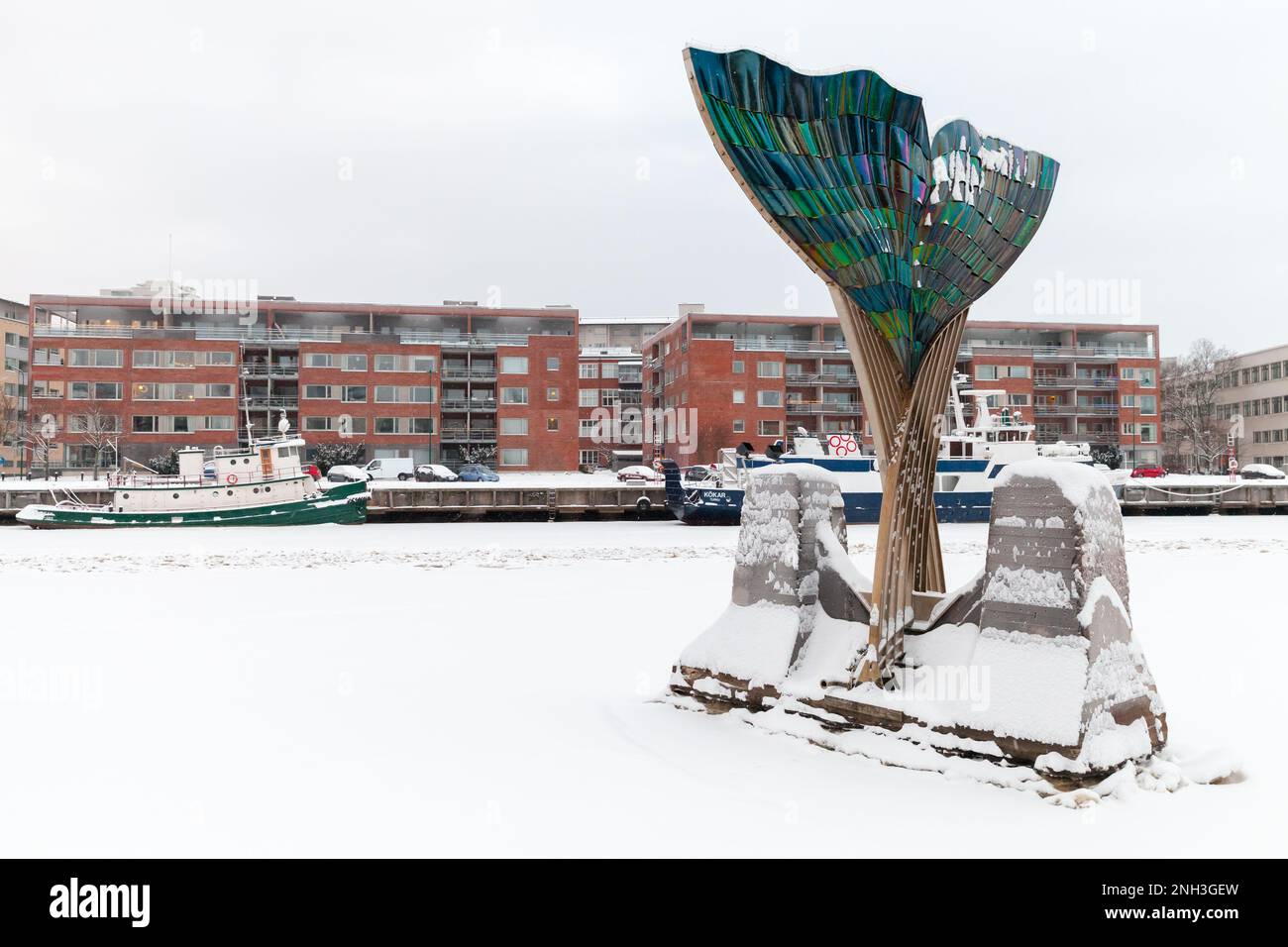 Turku, Finnland - 17. Januar 2016: Harmonia oder Harmony Brunnenskulptur von Achim Kuhn an einem Wintertag. Es befindet sich im Fluss Aura Stockfoto