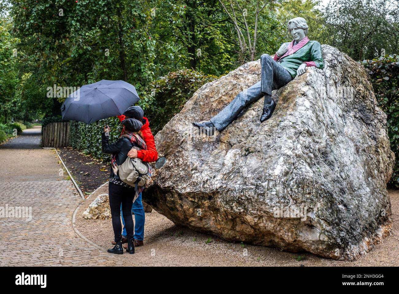 Selfie, Touristen und Statue des irischen Schriftstellers Oscar Wilde von Danny Osbourne in Merrion Square, Dublin, Irland Stockfoto