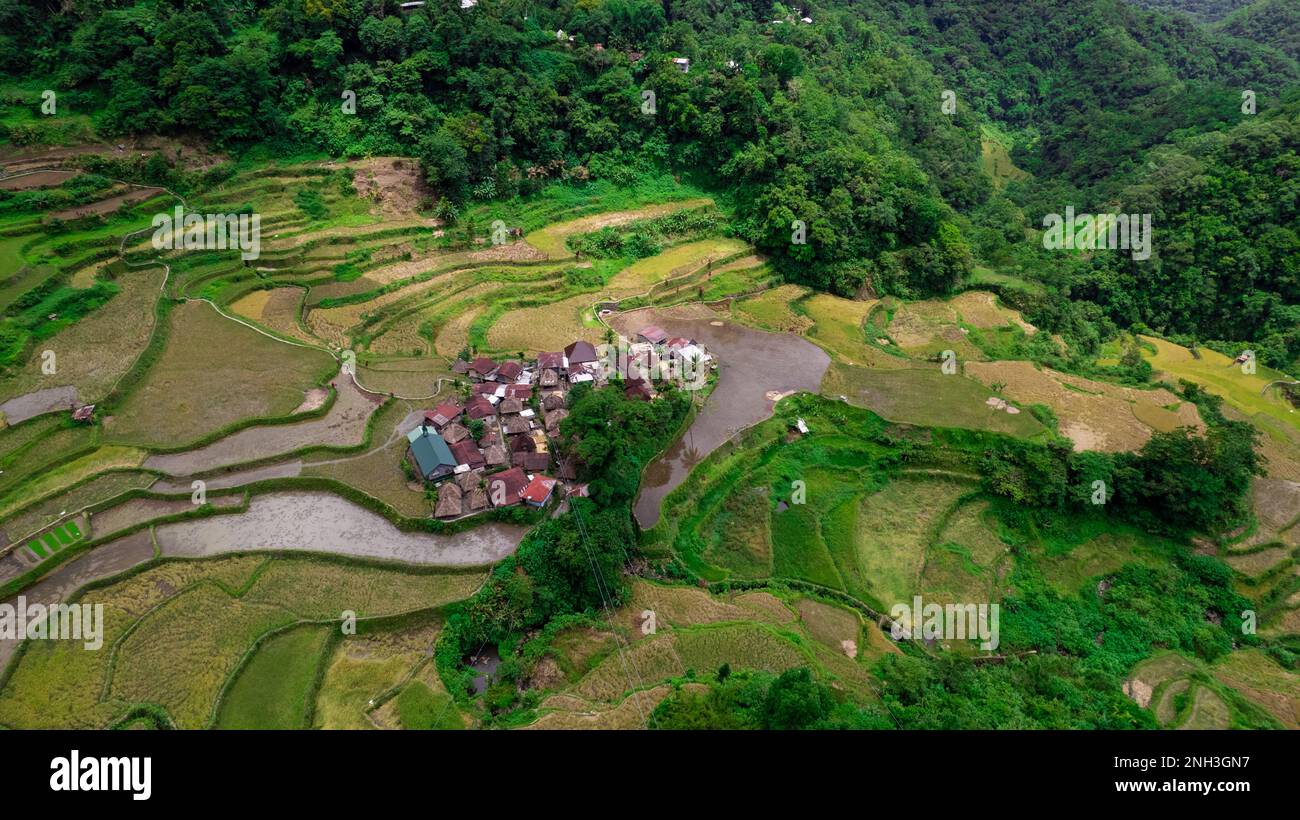 Luftaufnahme eines kleinen Ortes von Einwohnern auf den reisterrassen von banaue auf den philippinen Stockfoto