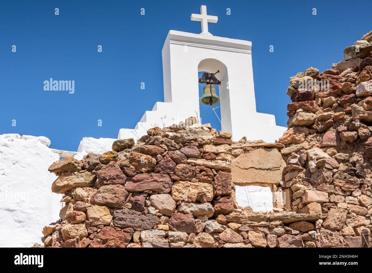 Weiß getünchter Glockenturm inmitten der venezianischen Burg von Chorio Ruinen, Kimolos Stockfoto