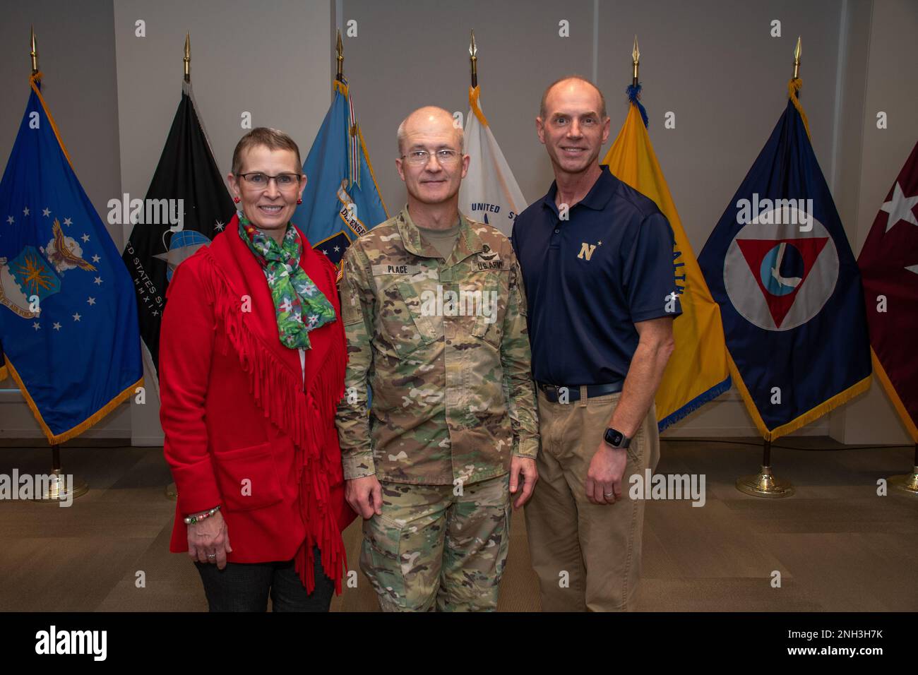 USA Army LT. General Ronald J. Place, DHA Director, und seine Frau Carol treffen sich mit DHA-Mitarbeitern auf einer Abschiedsveranstaltung mit der Belegschaft am 9. Dezember im Hauptsitz von Defense Health in Falls Church, Virginia. Am 3. Januar 2023, nachdem er als dritter Direktor der Agentur tätig war, wird er nach 36 Jahren Dienst für die Nation, die Armee und das militärische Gesundheitssystem in den Ruhestand gehen. Stockfoto