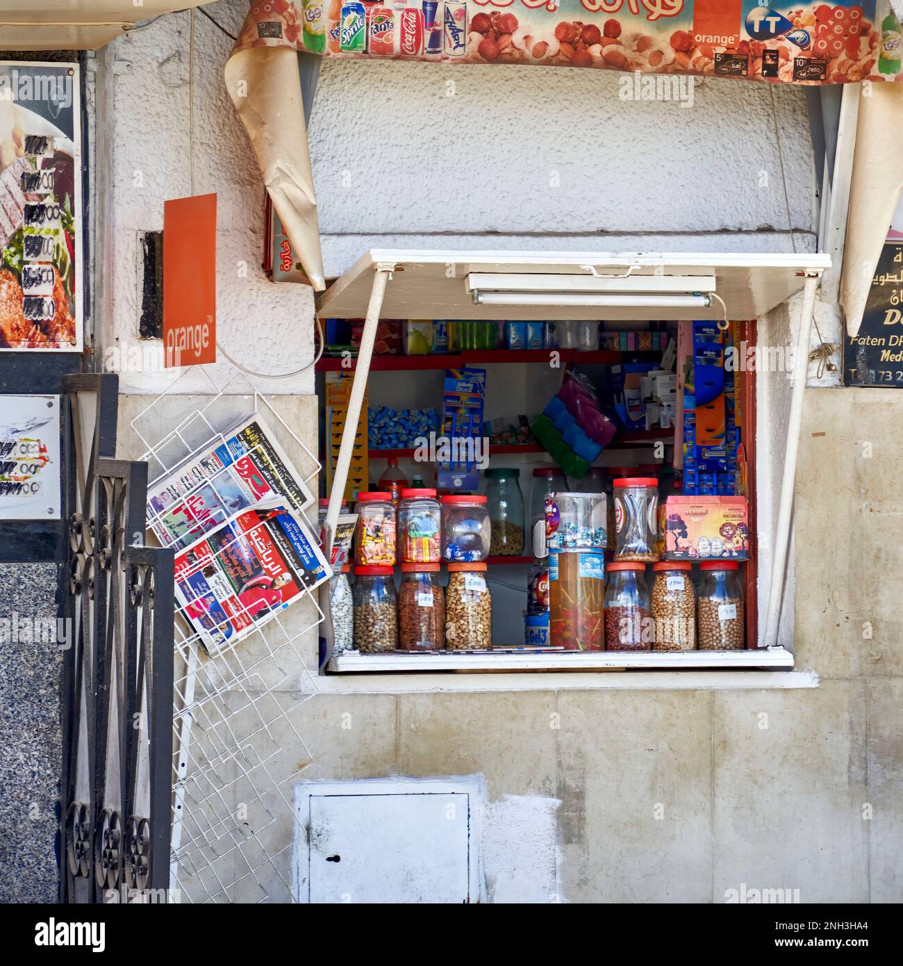 Sousse, Tunesien, 30. Januar 2023: Kleiner, preiswerter Kiosk mit Zeitungen, getrockneten Früchten und Nüssen in einer Seitenstraße in Sousse Stockfoto