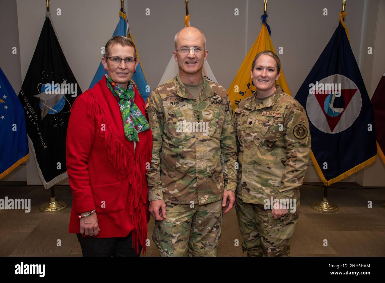 USA Army LT. General Ronald J. Place, DHA Director, und seine Frau Carol treffen sich mit DHA-Mitarbeitern auf einer Abschiedsveranstaltung mit der Belegschaft am 9. Dezember im Hauptsitz von Defense Health in Falls Church, Virginia. Am 3. Januar 2023, nachdem er als dritter Direktor der Agentur tätig war, wird er nach 36 Jahren Dienst für die Nation, die Armee und das militärische Gesundheitssystem in den Ruhestand gehen. Stockfoto