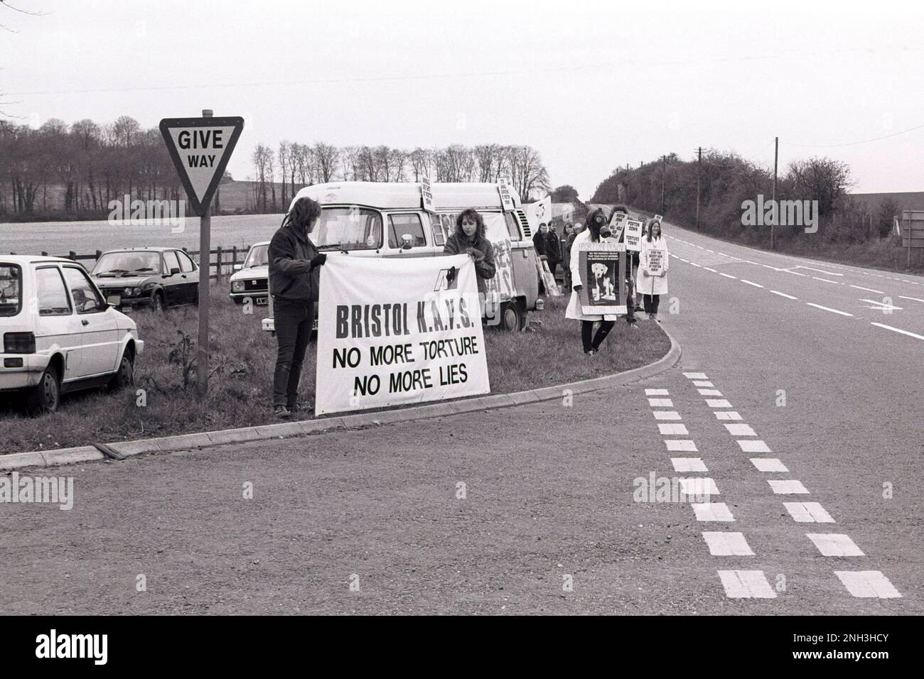 Archivbild des Protestes Anfang 1990er vor dem Porton Down Research Establishment in der Nähe von Salisbury Wiltshire UK. Stockfoto