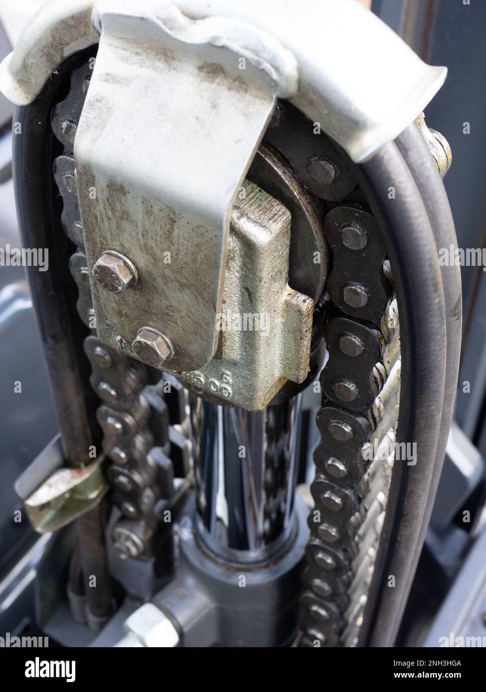 Vertiefung der Hubkette bei einem hydraulisch betriebenen Gabelstapler Stockfoto