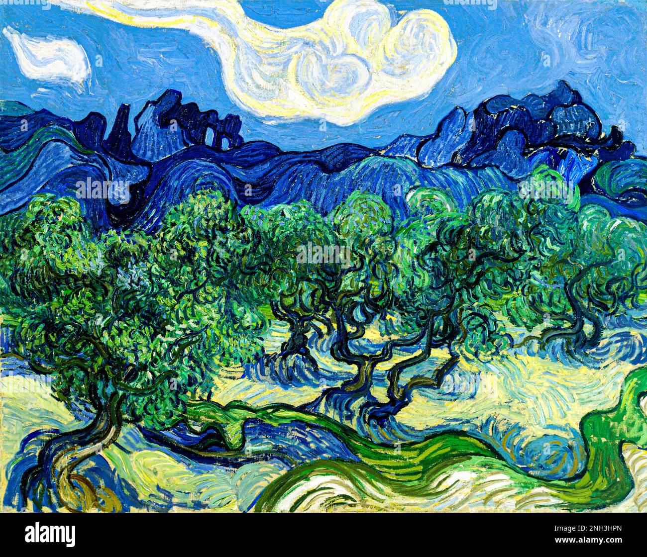 Vincent van Goghs Olivenbäume mit den Alpilles im Hintergrund (1889) berühmte Landschaftsmalerei. Original aus Wikimedia Commons. Stockfoto