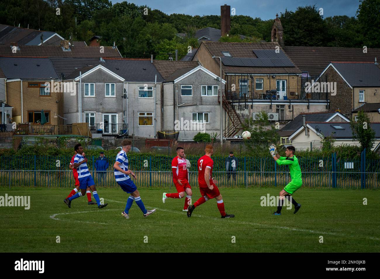 Trelewis, Wales, 30. Juli 2021. Das Spiel der Ardal South West League zwischen Treharris Athletic Western und Ton Pentre Stockfoto