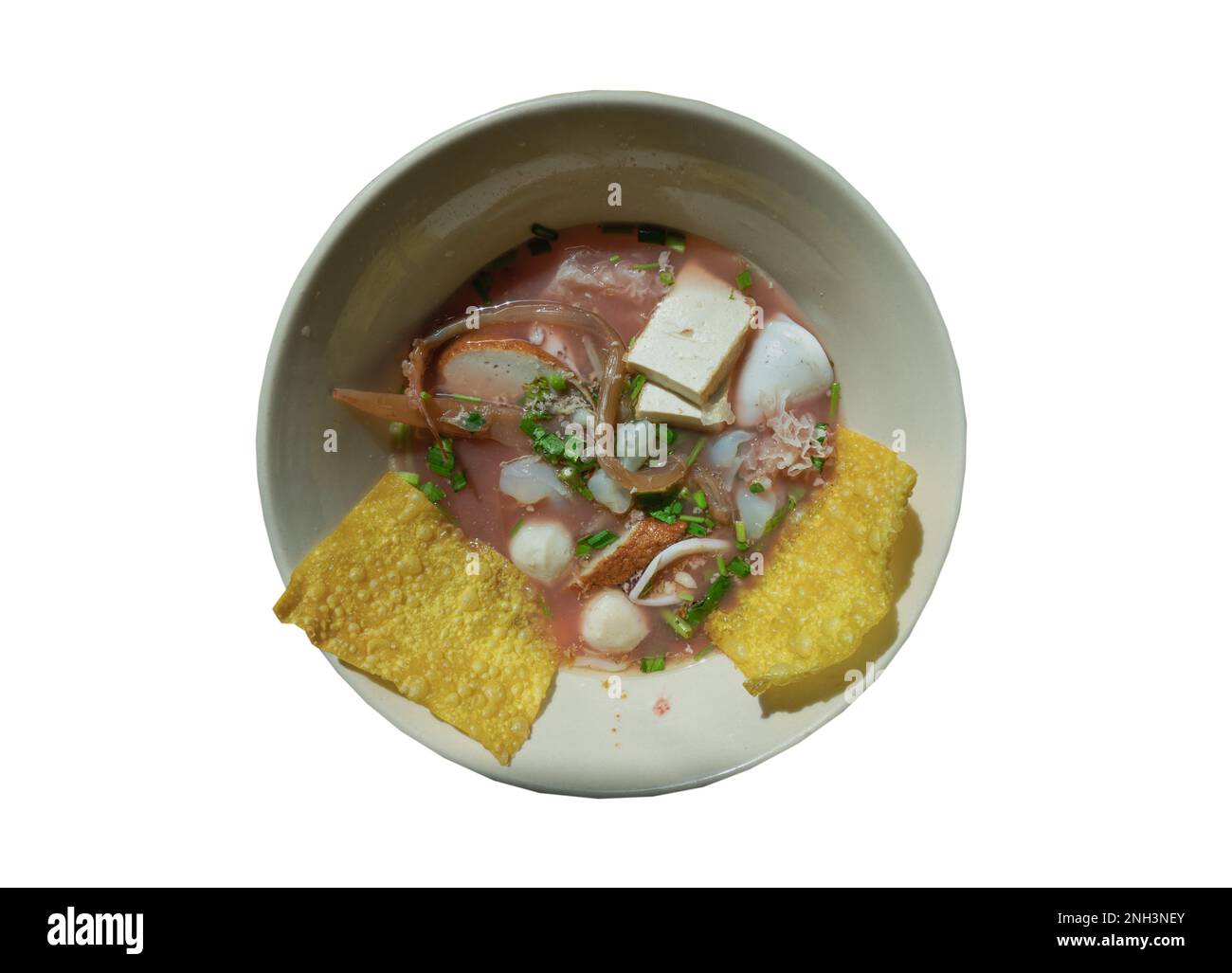 Yentafo Eiernudeln Suppe mit rosa Sauce und Fischbällchen, Garnelen ...