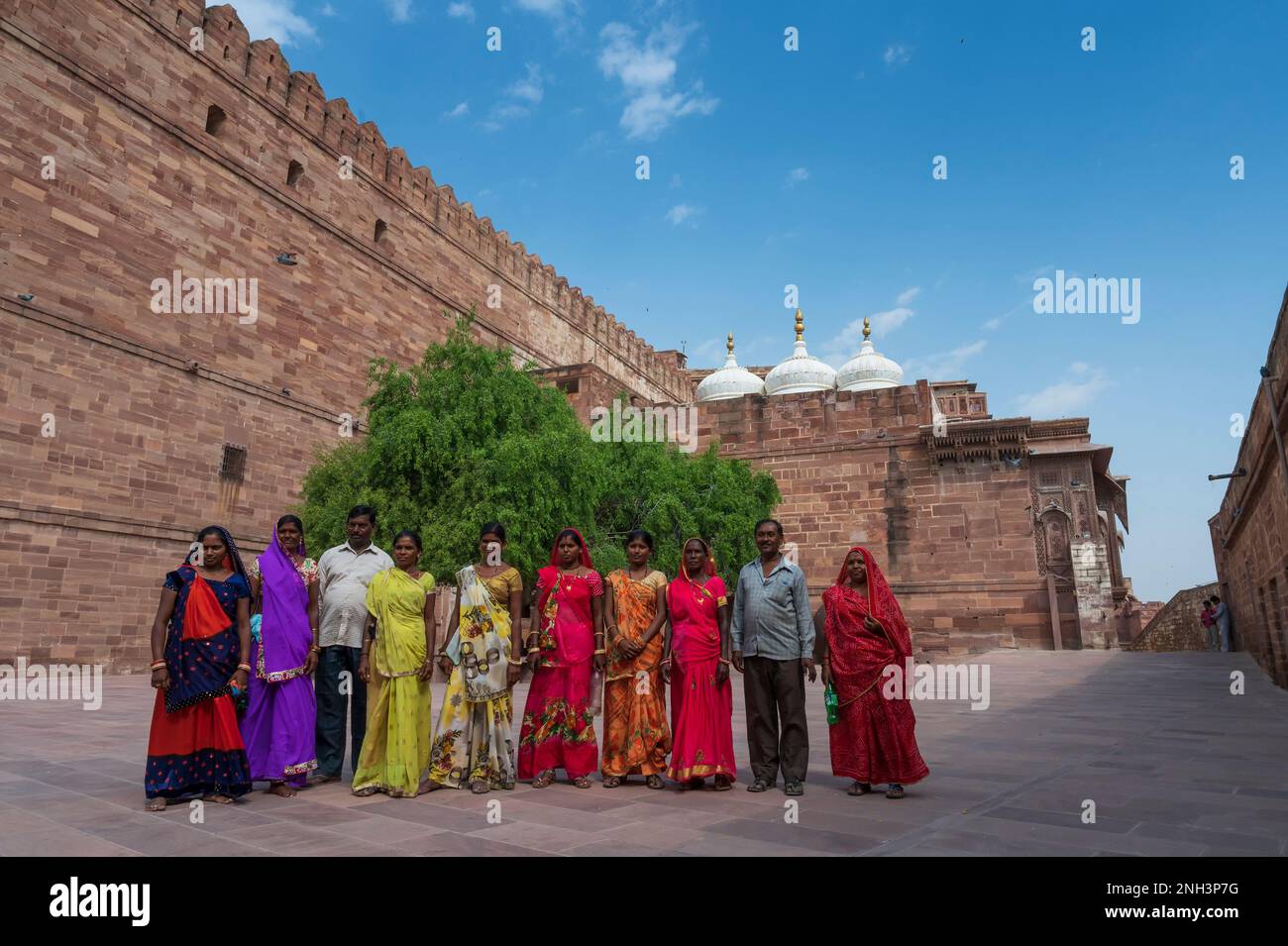 Jodhpur, Rajasthan, Indien - 19. Oktober 2019 : Rajasthani-Frauen in bunten indischen Saris, die das Fort Mehrangarh besuchen. UNESCO-Weltkulturerbe. Stockfoto