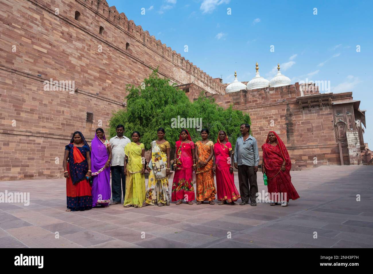 Jodhpur, Rajasthan, Indien - 19. Oktober 2019 : Rajasthani-Frauen in bunten indischen Saris, die das Fort Mehrangarh besuchen. UNESCO-Weltkulturerbe. Stockfoto