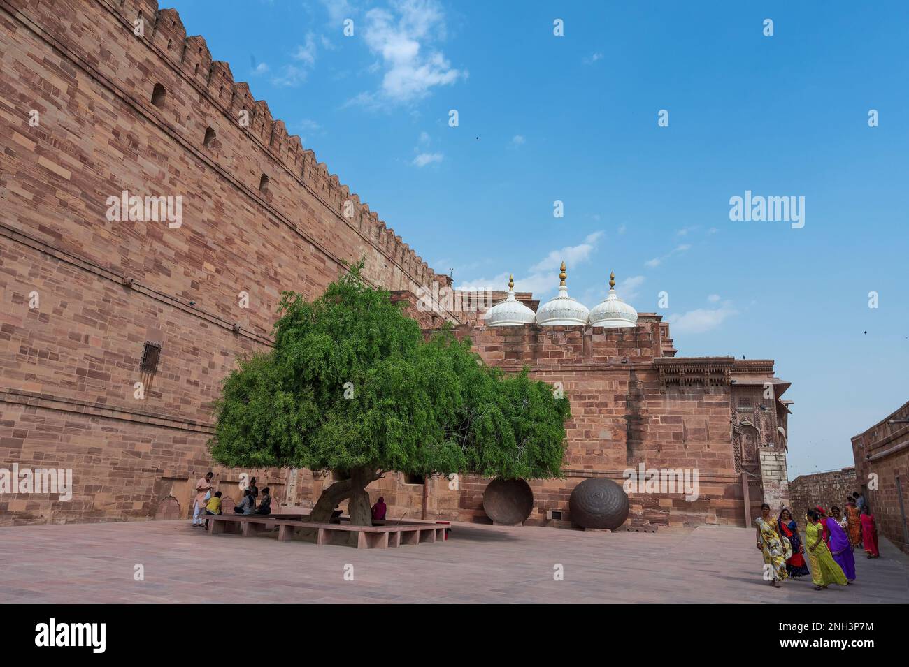 Jodhpur, Rajasthan, Indien - 19. Oktober 2019 : Rajasthani-Frauen in bunten indischen Saris, die das Fort Mehrangarh besuchen. UNESCO-Weltkulturerbe. Stockfoto