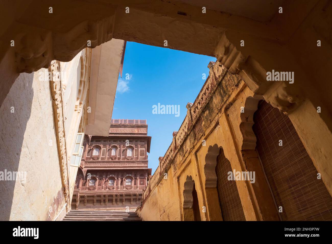 Antike Bauten im Mehrangarh Fort, Jodhpur, Rajasthan, Indien. Berühmte Architektur mit komplexen Schnitzereien und weitläufigen Innenhöfen. UNESCO-Weltkulturerbe Stockfoto