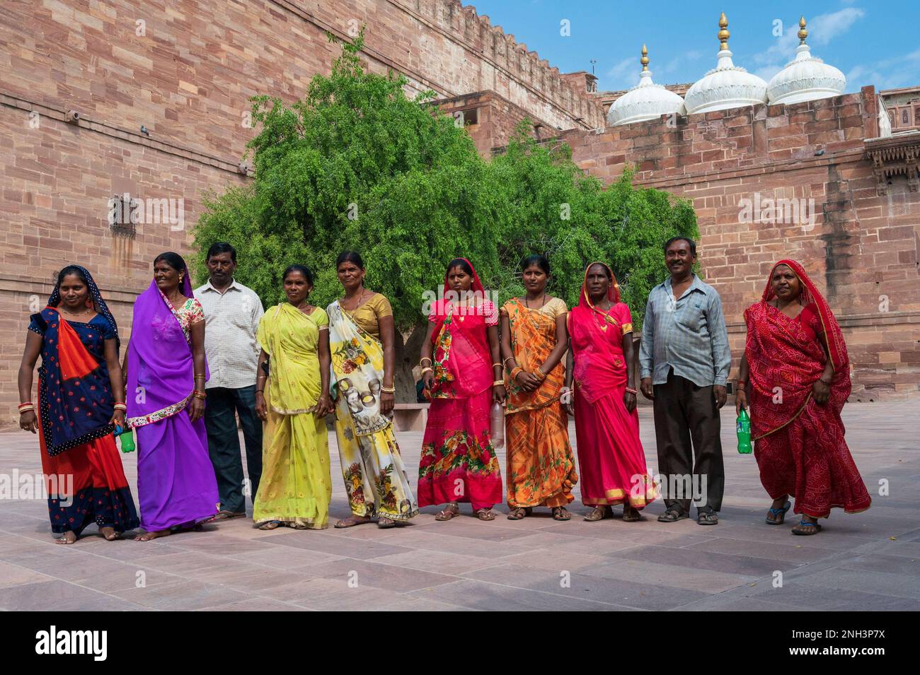 Jodhpur, Rajasthan, Indien - 19. Oktober 2019 : Rajasthani-Frauen in bunten indischen Saris, die das Fort Mehrangarh besuchen. UNESCO-Weltkulturerbe. Stockfoto