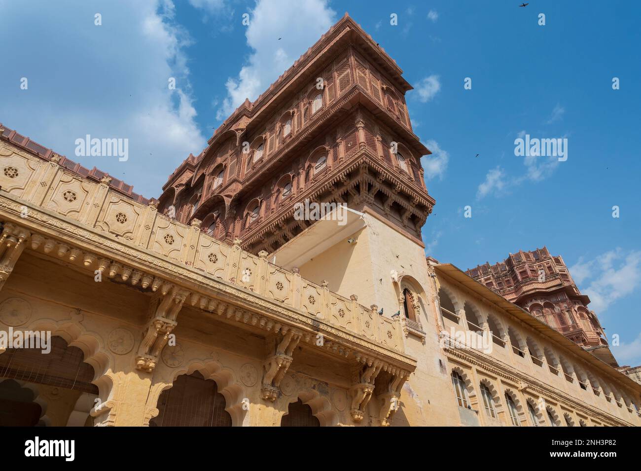 Antike Bauten im Mehrangarh Fort, Jodhpur, Rajasthan, Indien. Berühmte Architektur mit komplexen Schnitzereien und weitläufigen Innenhöfen. UNESCO-Weltkulturerbe Stockfoto