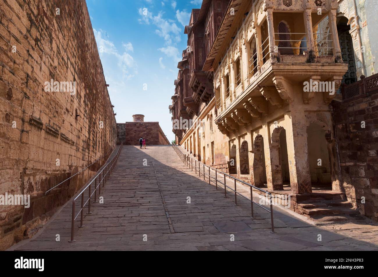 Jharokha, Steinfenster, das von der Wand eines Gebäudes projiziert wird, in einer oberen Etage mit Blick auf das Fort Mehrangarh, Jodhpur, Rajasthan, Indien. UNESCO Stockfoto