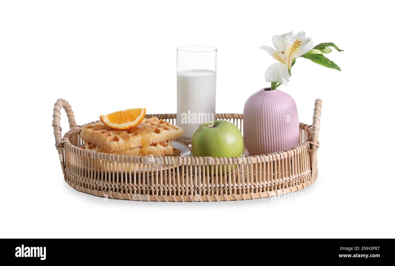 Korbteller mit köstlichem Frühstück und wunderschöner Blume auf weißem Hintergrund Stockfoto