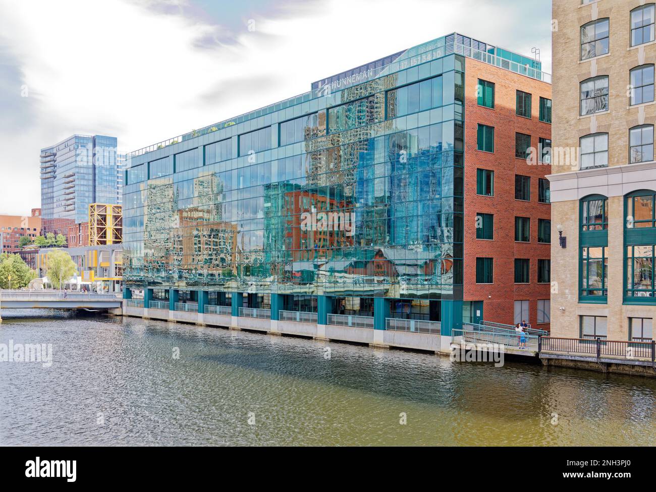 303 Congress Street ist ein Bürogebäude aus blaugrünem Glas und rotem Backstein am Ufer, auf der Südseite von Fort Point Channel. Stockfoto