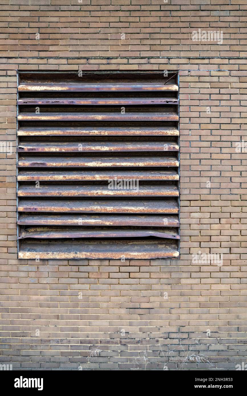 Alte Fensterläden von Dockside Warehouse, Liverpool, Großbritannien Stockfoto