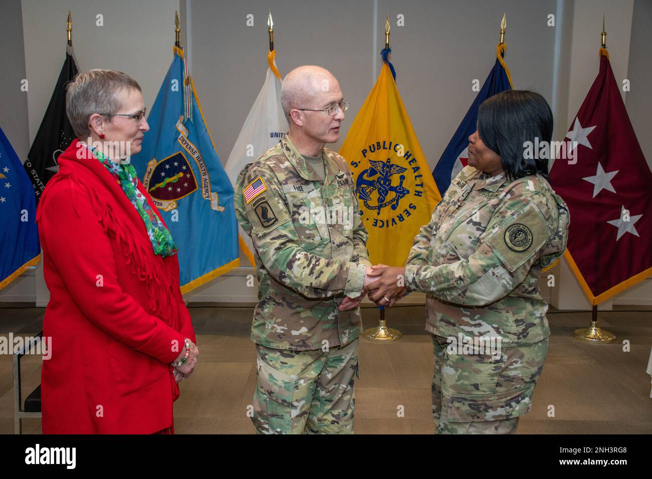 USA Army LT. General Ronald J. Place, DHA Director, und seine Frau Carol treffen sich mit DHA-Mitarbeitern auf einer Abschiedsveranstaltung mit der Belegschaft am 9. Dezember im Hauptsitz von Defense Health in Falls Church, Virginia. Am 3. Januar 2023, nachdem er als dritter Direktor der Agentur tätig war, wird er nach 37 Jahren Dienst für die Nation, die Armee und das militärische Gesundheitssystem in den Ruhestand gehen. Stockfoto