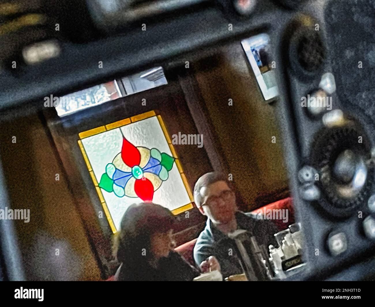 Reflexion von Menschen auf der Rückseite einer Kamera Stockfoto