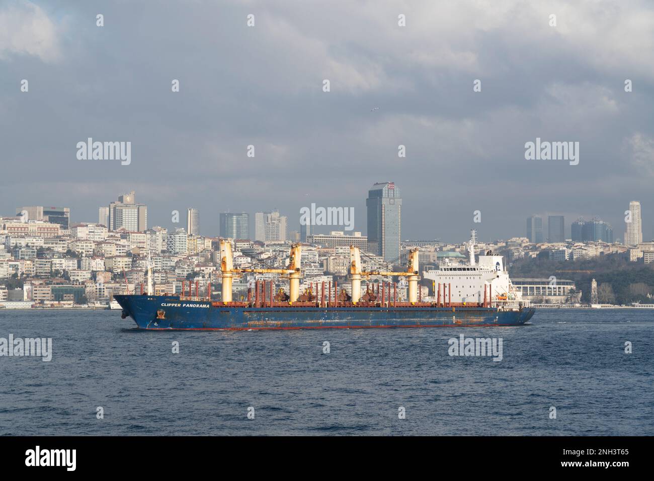 Ein riesiges Massengutschiff fährt durch die Bosporusstraße, die historische Halbinsel. Istanbul, Türkei. Stockfoto