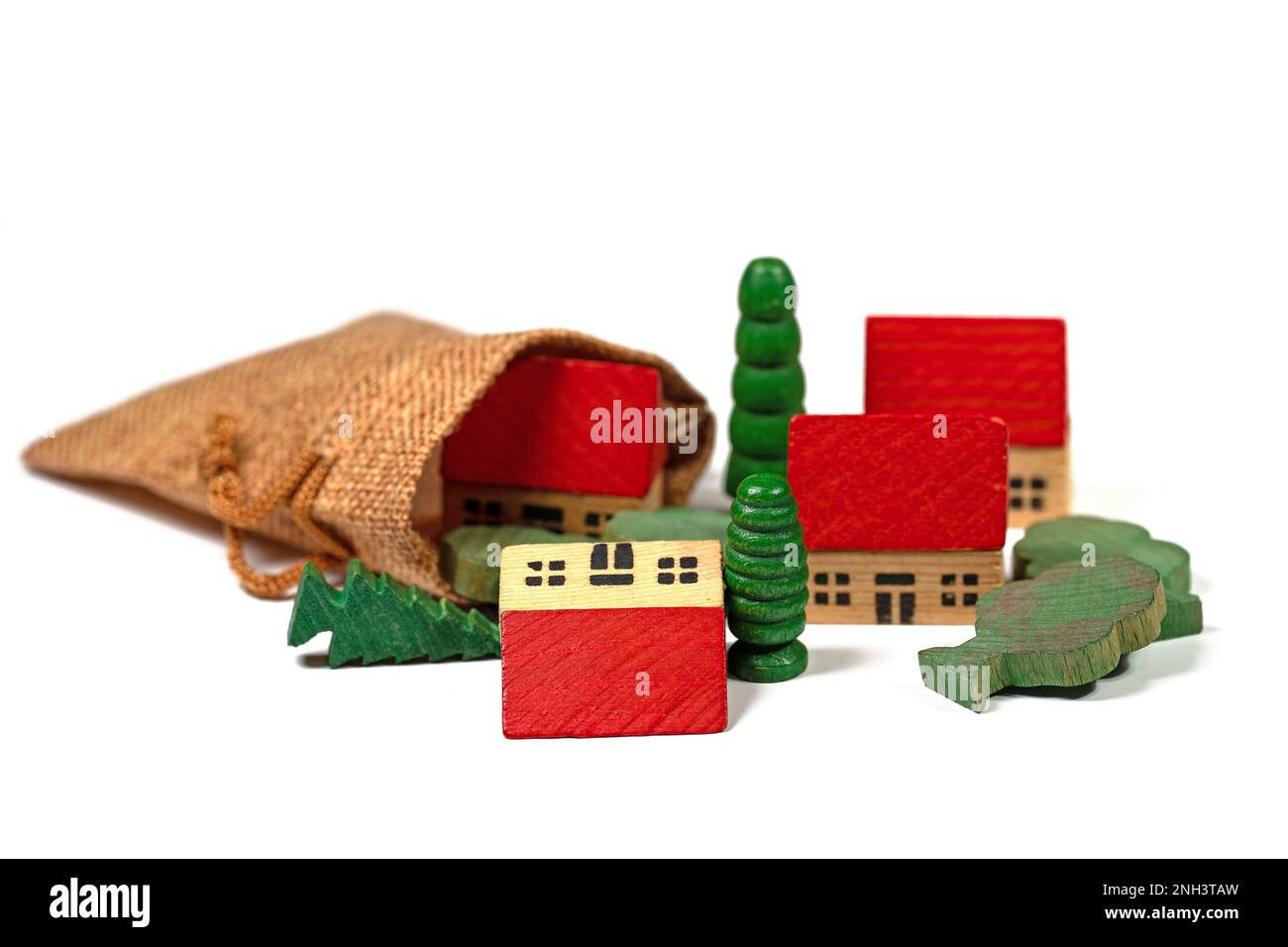 Häuser und Bäume als Holzspielzeug vor weißem Hintergrund Stockfoto
