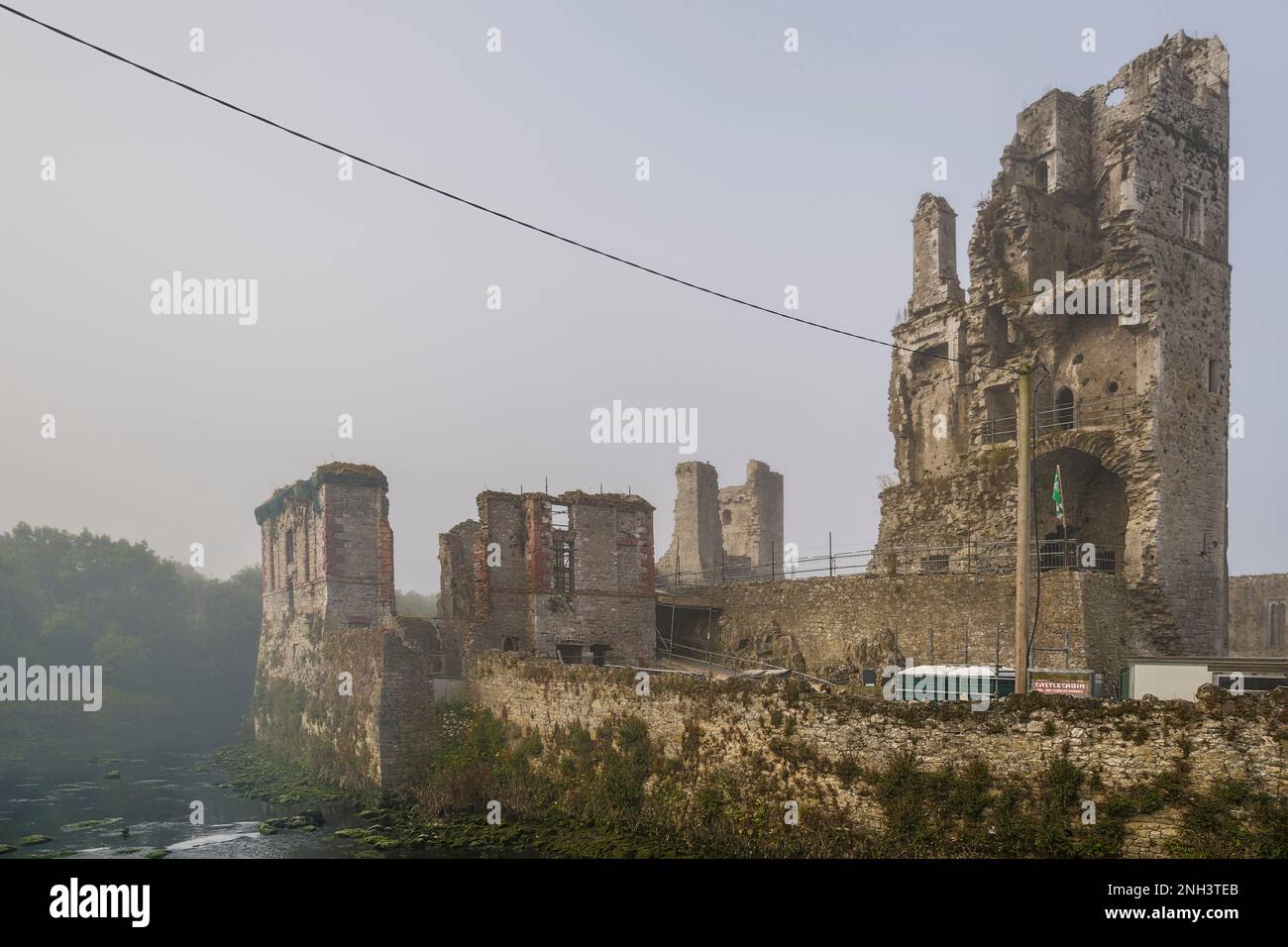 Ruinen von Desmond Castle am Fluss Deel in Askeaton, CO Limerick, Irland Stockfoto