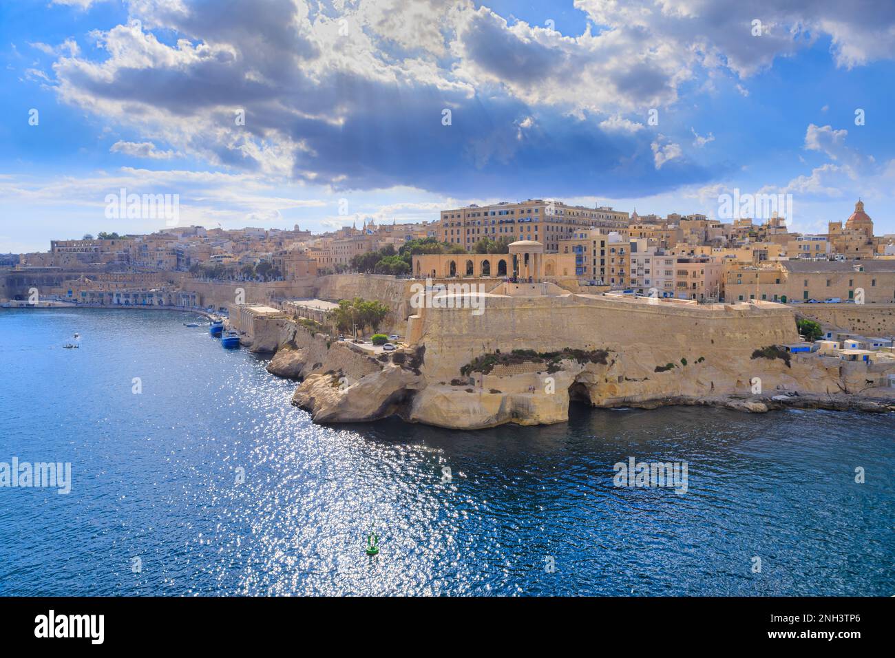 Blick auf das Belagerungsglockendenkmal in Valletta, Hauptstadt von Malta. Das Denkmal ist ein ergreifendes Gedenken an die gefallenen Helden des Zweiten Weltkriegs Stockfoto