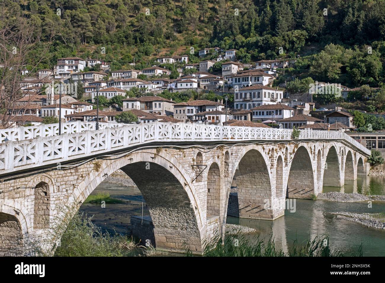 Die alte osmanische Gorica-Brücke über den Osum-Fluss im Sommer, Wahrzeichen der Stadt Berat/Berati, Südalbanien Stockfoto