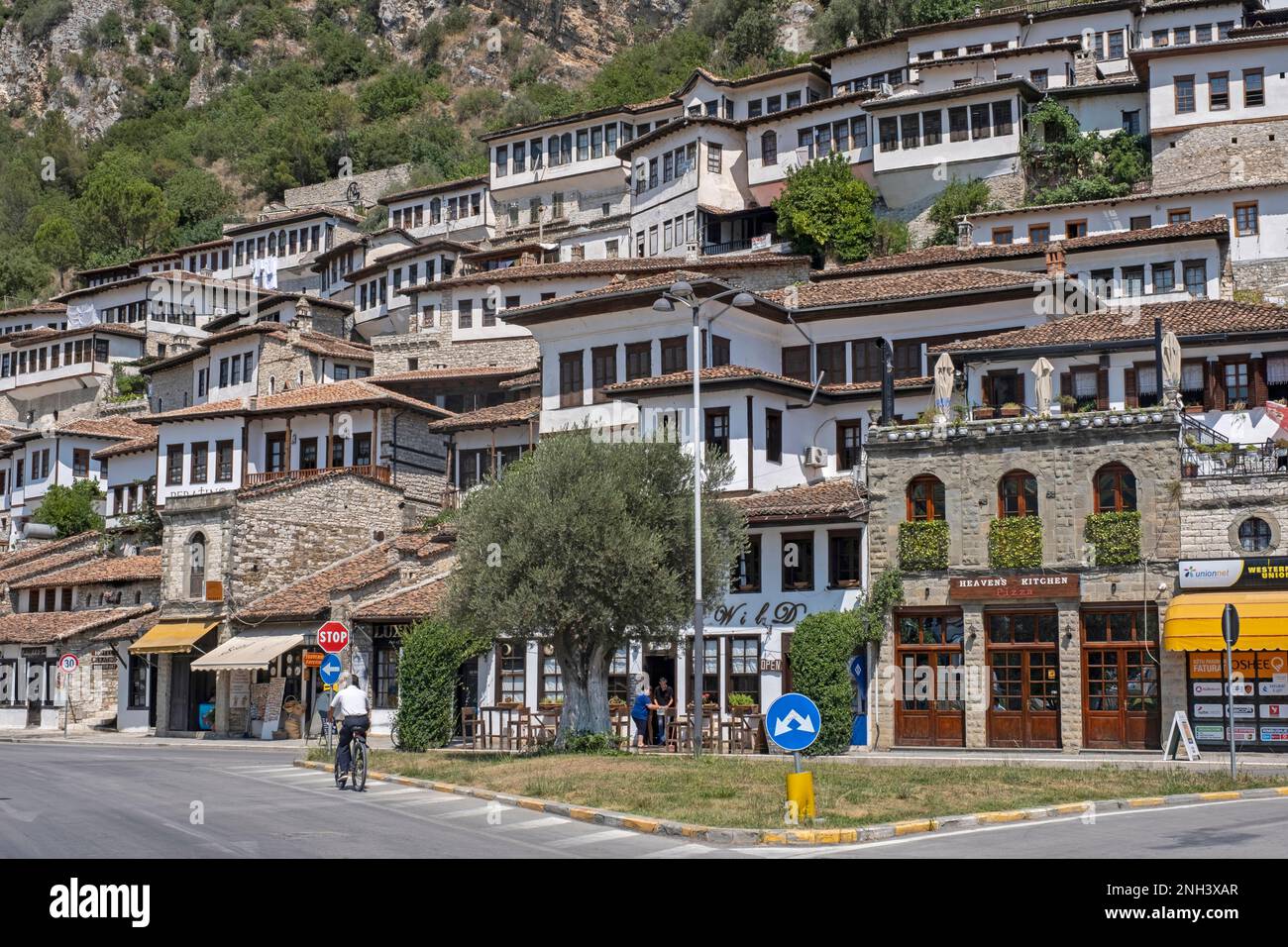 Stadt der Tausend Fenster, altes Viertel mit osmanischen Häusern am Osum River in der Stadt Berat/Berati, Südalbanien Stockfoto