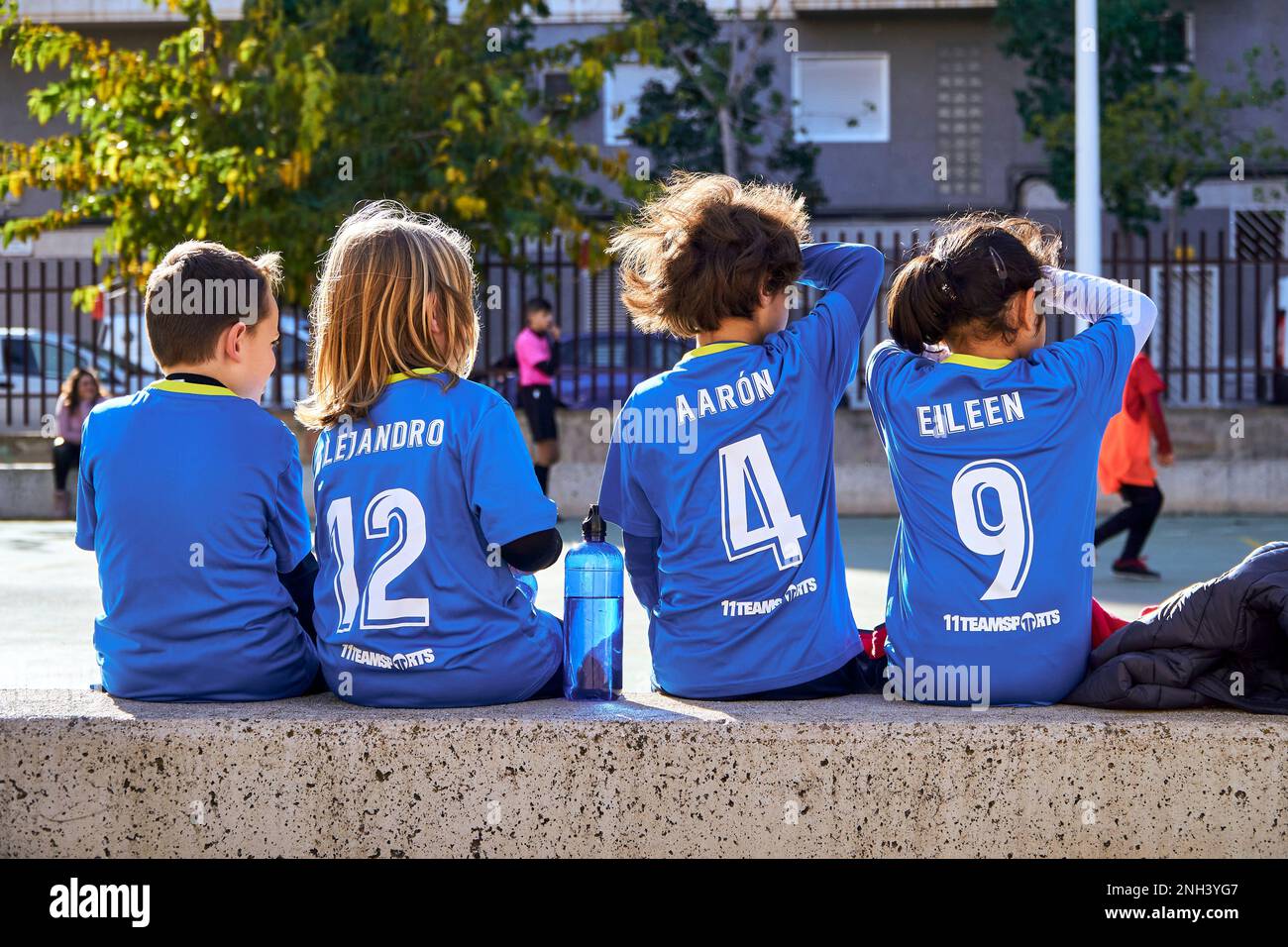 Die Spannung des Kinderfußballs: 4 multiethnische kleine Fußballspieler, Stockfoto