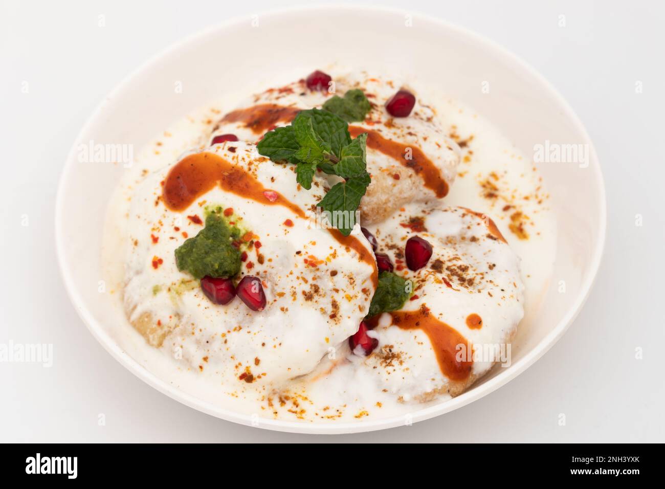 Dahi Bhalla, auch Dahi Vada, Dahi Bhalle oder Dahi Bada genannt, sind gebratene Linsenknödel aus getränktem Split Urad Dal und Moong Daal mit Whip C Stockfoto