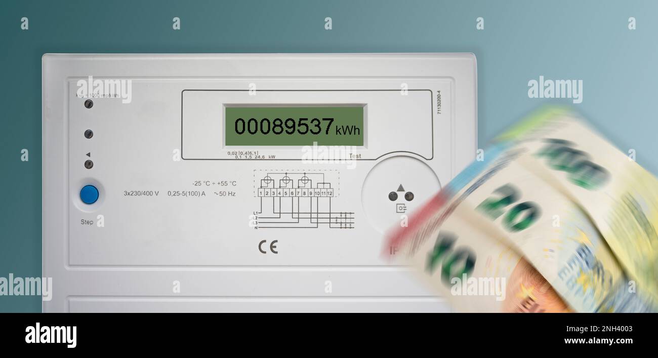 Digitaler Stromzähler. Energiekrisenkonzept. Mehr Geld für Strom Stockfoto