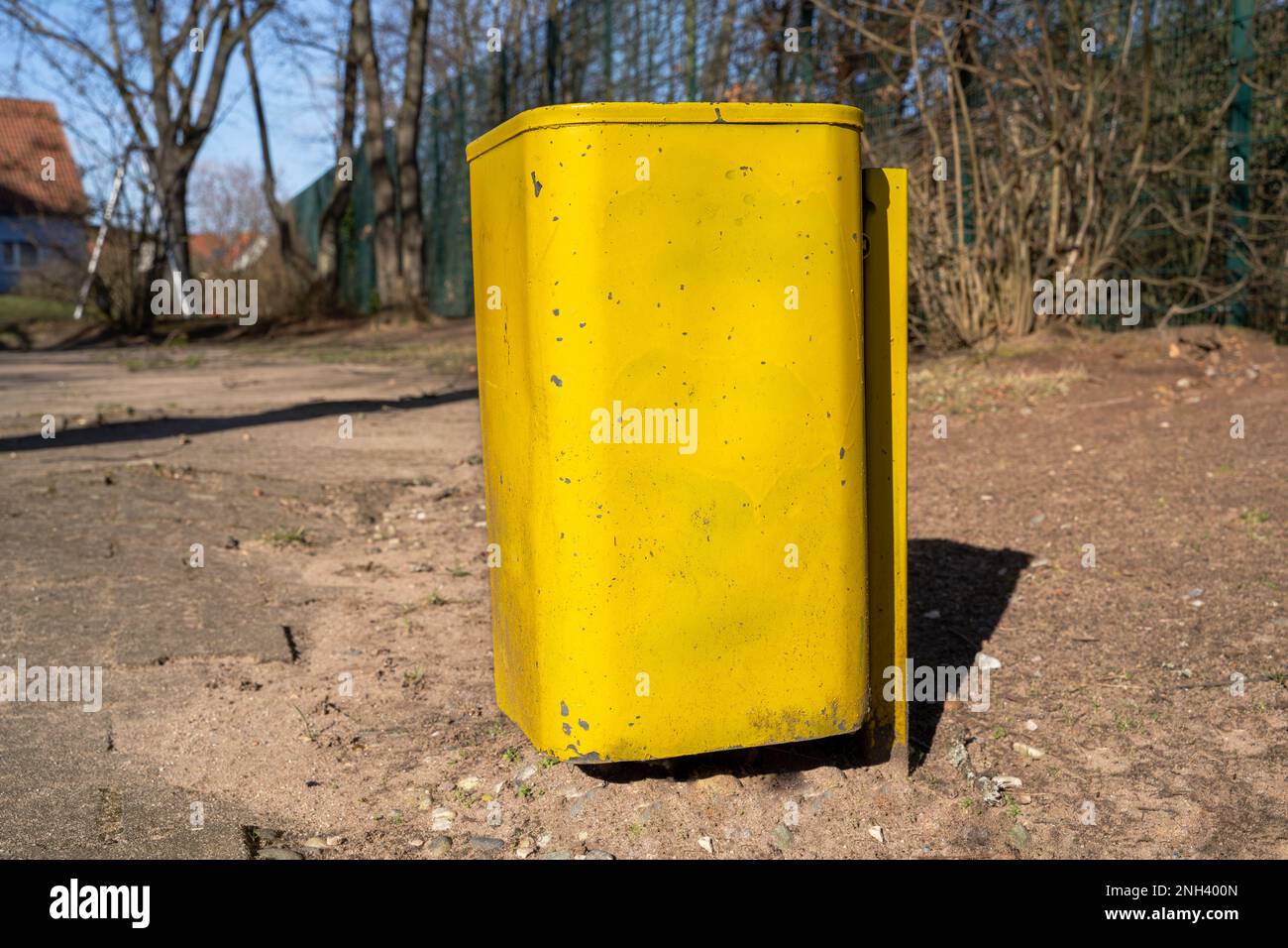 Quadratischer gelber Mülleimer im Park Stockfoto