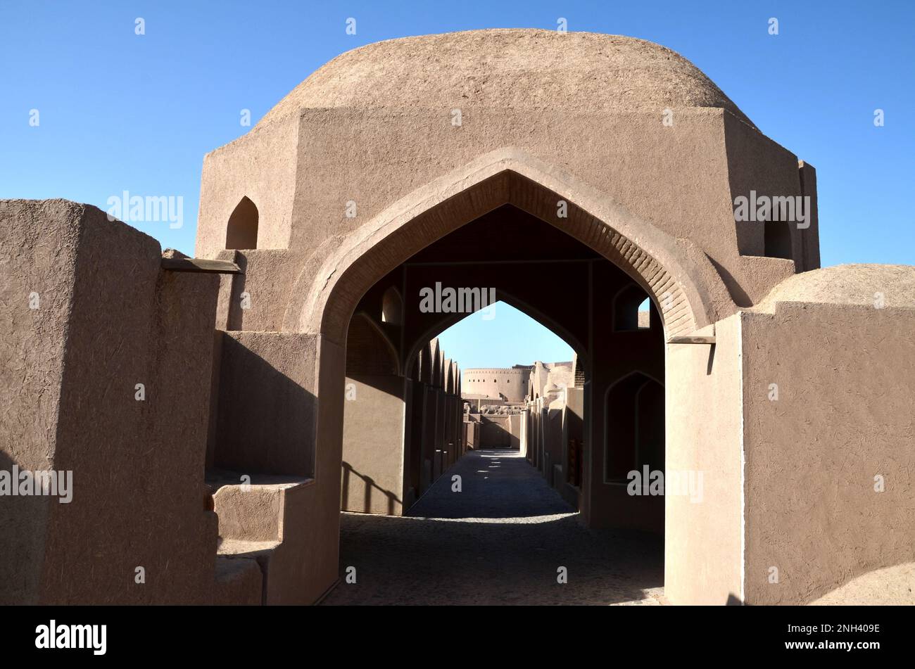 Pfad mit Bögen durch die Zitadelle von Bam, Iran Stockfoto