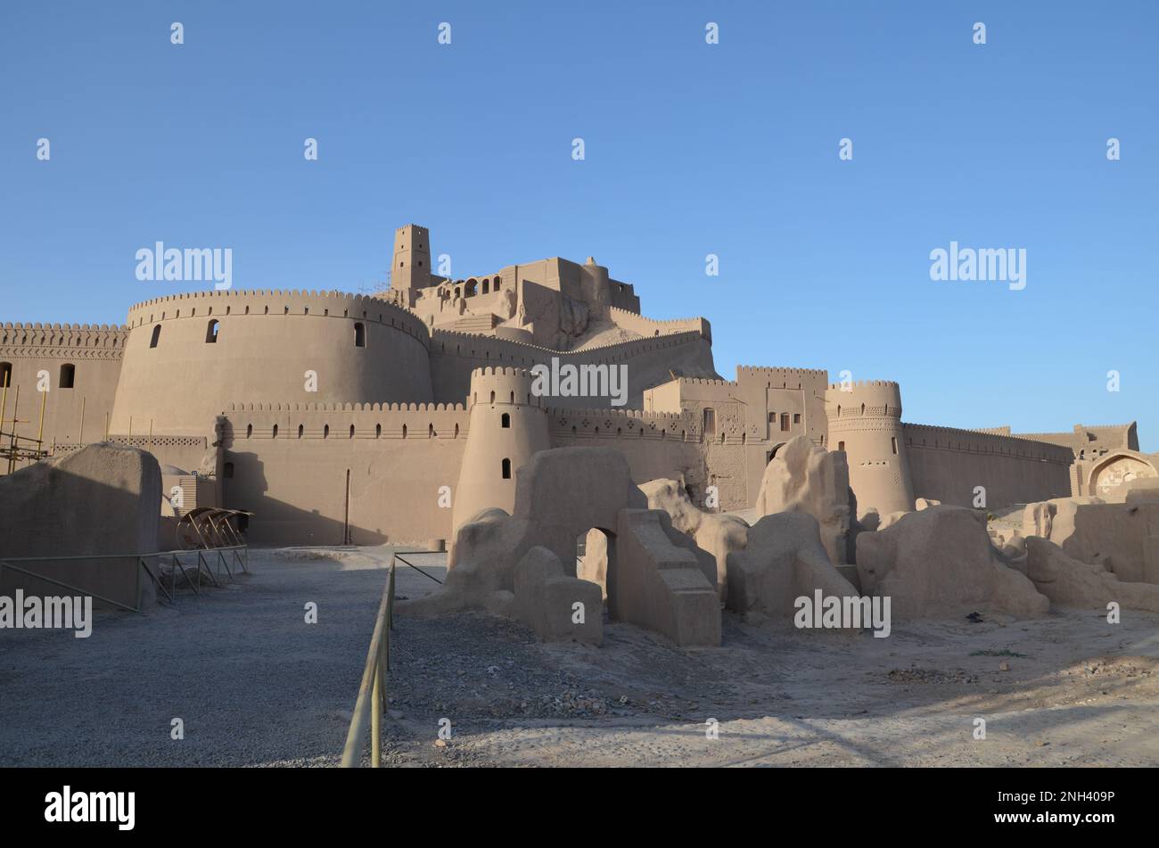 Blick auf die Ruinen, mächtigen Mauern und Türme der Zitadelle Bam, Iran Stockfoto