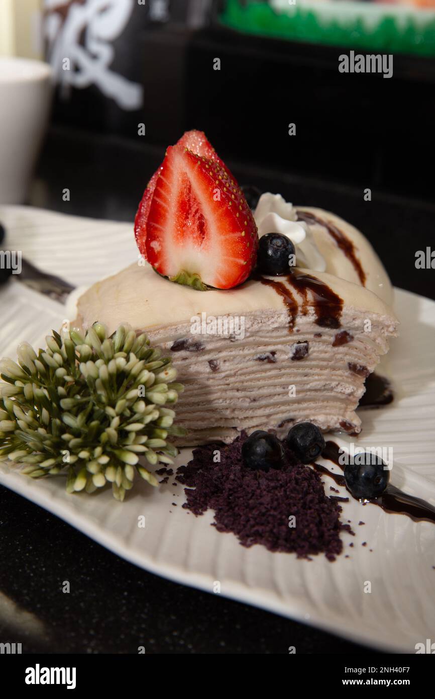 Crepe Cake mit Eiscreme als Esset Stockfoto