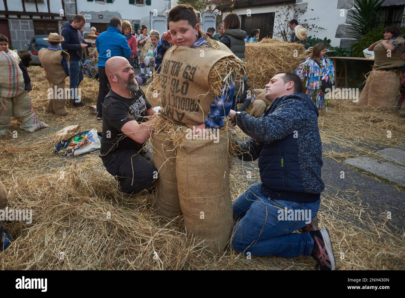 Lesaka, Spanien. 18. Februar 2023. Ein Kind, das als 