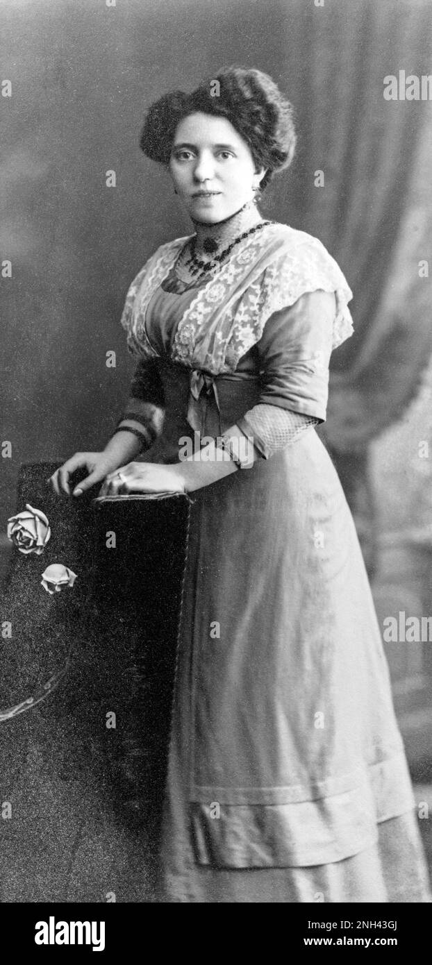 Porträt einer jungen Frau, die in die Kamera schaut, Niedersachsen, Deutschland, um die 1920 Stockfoto