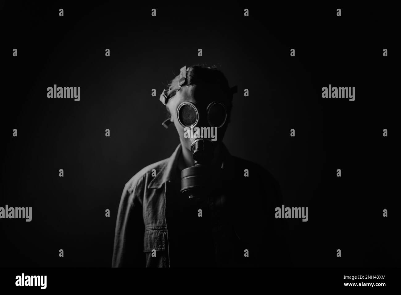 Foto eines Militärs in einer Gasmaske, Apokalypse, Atomwaffen, Atomexplosion einer Station, Schutz chemischer und nuklearer Waffen. Ein Mädchen mit einer Maske Stockfoto