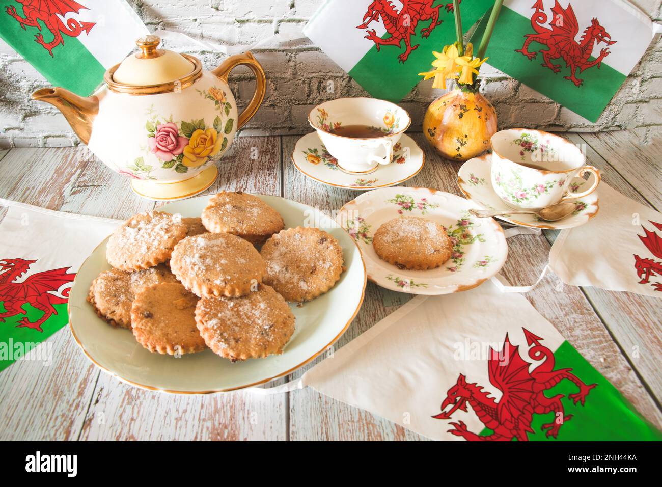 Zur Feier des St. davids-Tages walisische Flagge Daffodils walisische Kuchen im Vintage-Stil Stockfoto