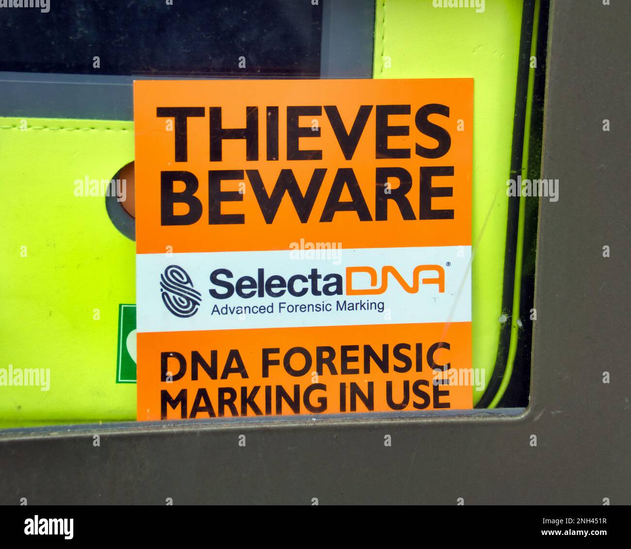 Diebe hüten sich vor der forensischen dnr-DNA-Markierung auf einem Defibrillator Stockfoto