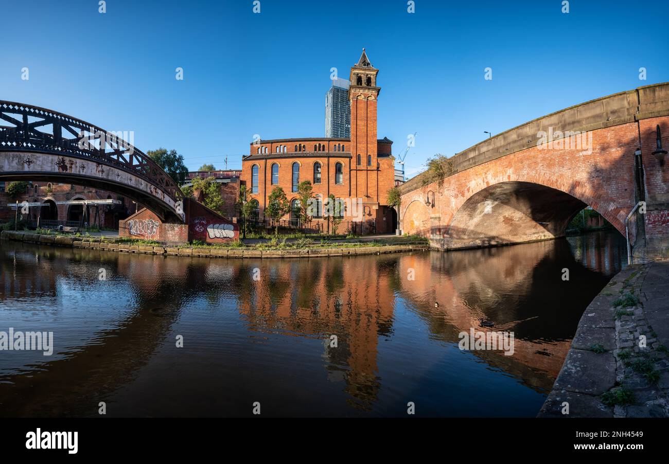 Deansgate, Castle Field Congregational Chapel über den Bridgewater Kanal in Manchester UK Stockfoto