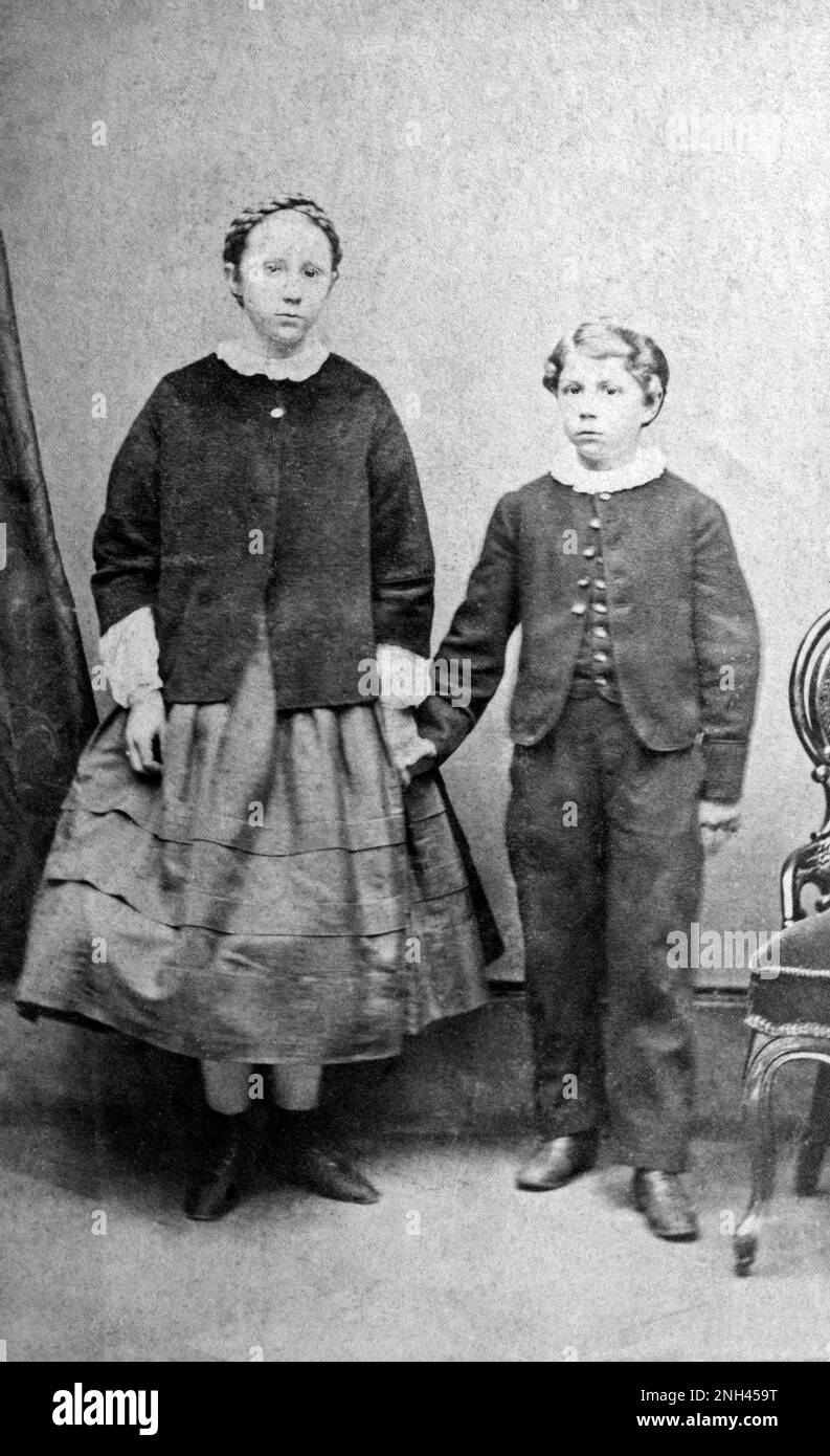 Porträt von einem Mädchen und einem Jungen, die in die Kamera schauen, Niedersachsen, Deutschland, um die 1900 Stockfoto