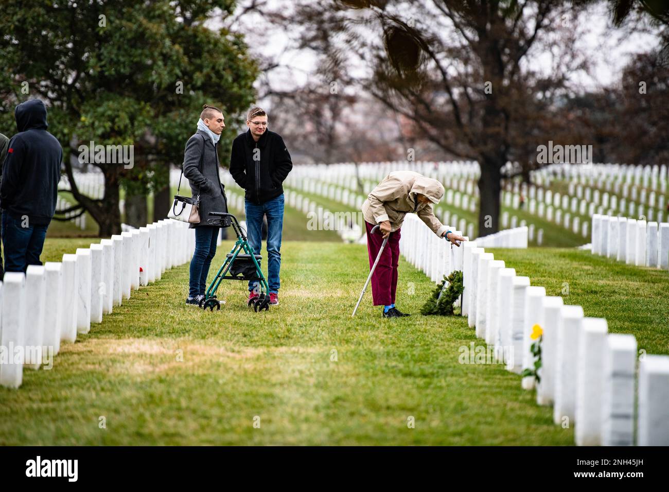 Pearl Carpenter besucht das Grab ihres Enkels, USA Army Staff Sgt. James Carpenter in Sektion 60 anlässlich des Family Pass Holder Day für die 31. Kränze durch Amerika Veranstaltung auf dem Arlington National Cemetery, Arlington, Virginia, 11. Dezember 2022. James' Eltern, Cathy und David, besuchen seit dem Tod ihres Sohnes im Jahr 2018 jedes Jahr die WAA. David sagte, sein Sohn sei 6'8' groß, und wenn er ihn umarmte, lag sein Kopf direkt unter der Schulter seines Sohnes. Stockfoto