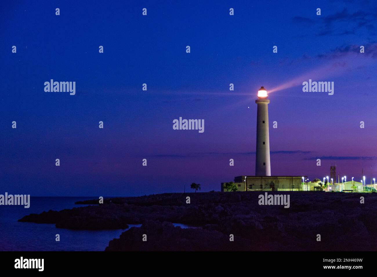 Punta Sottile Leuchtturm bei Einbruch der Dunkelheit, Favignana Stockfoto