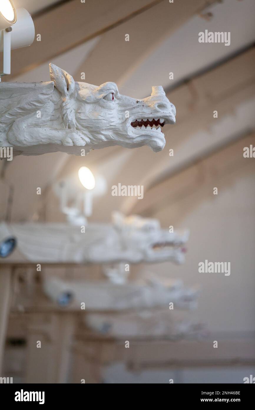Hölzerne Drachen im Spiers Centre, ehemalige öffentliche Bäder, Alloa. Stockfoto