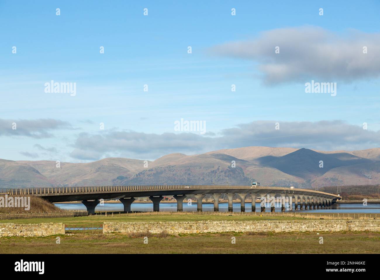 Clackmannanshire Bridge über den Firth of Forth in Schottland, die am 19. November 2008 für den Verkehr geöffnet wurde Stockfoto
