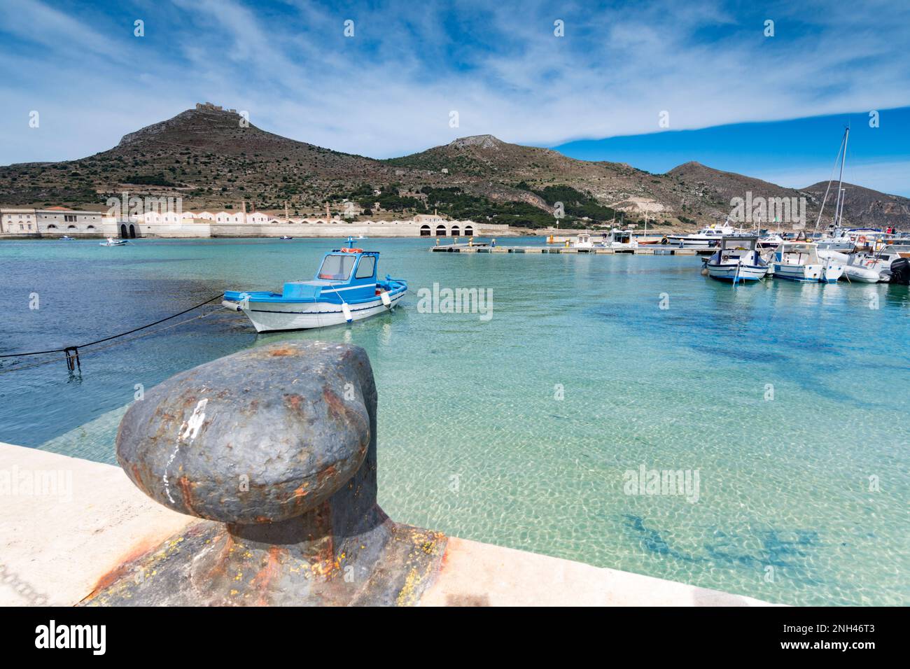 Blick auf die Bucht mit der alten Thunfischerei im Hintergrund, Favignana Stockfoto